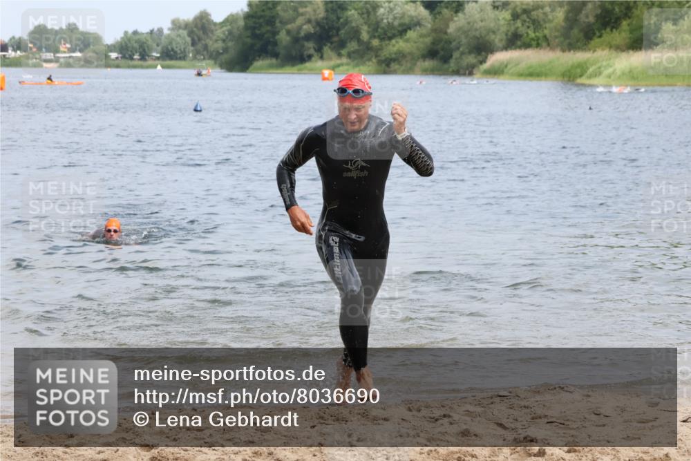 21.06.2025 - 27. Vierlanden-Triathlon Lena Gebhardt http://msf.ph/oto/8036690 15.06.2025 12:01:04 Schwimmen 992, 993 meine-sportfotos.de