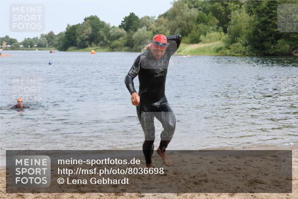 21.06.2025 - 27. Vierlanden-Triathlon Lena Gebhardt http://msf.ph/oto/8036698 15.06.2025 12:01:05 Schwimmen 992, 993 meine-sportfotos.de