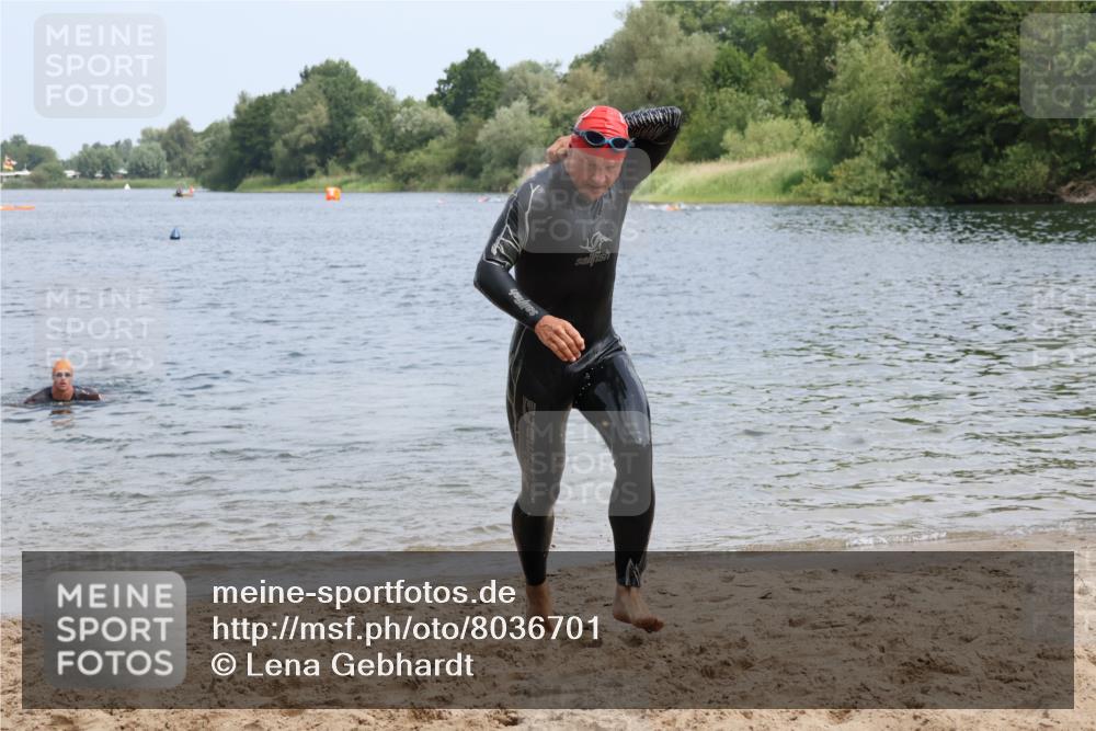 21.06.2025 - 27. Vierlanden-Triathlon Lena Gebhardt http://msf.ph/oto/8036701 15.06.2025 12:01:05 Schwimmen 992, 993 meine-sportfotos.de