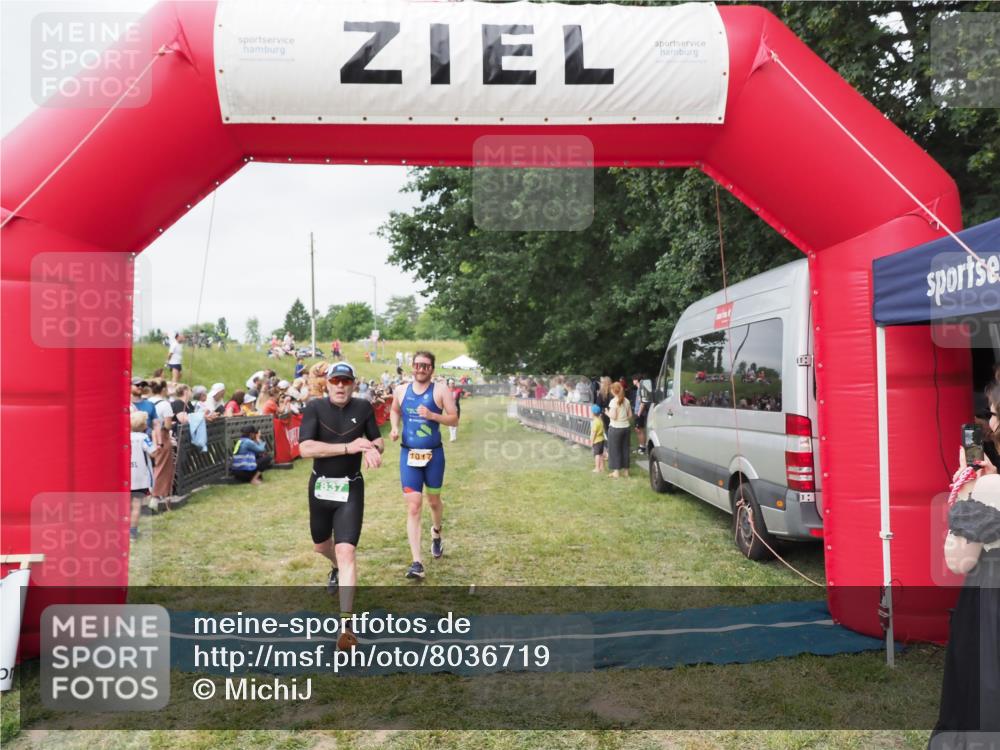 21.06.2025 - 27. Vierlanden-Triathlon MichiJ http://msf.ph/oto/8036719 15.06.2026 13:06:00 Ziel 692, 837, 1017 meine-sportfotos.de