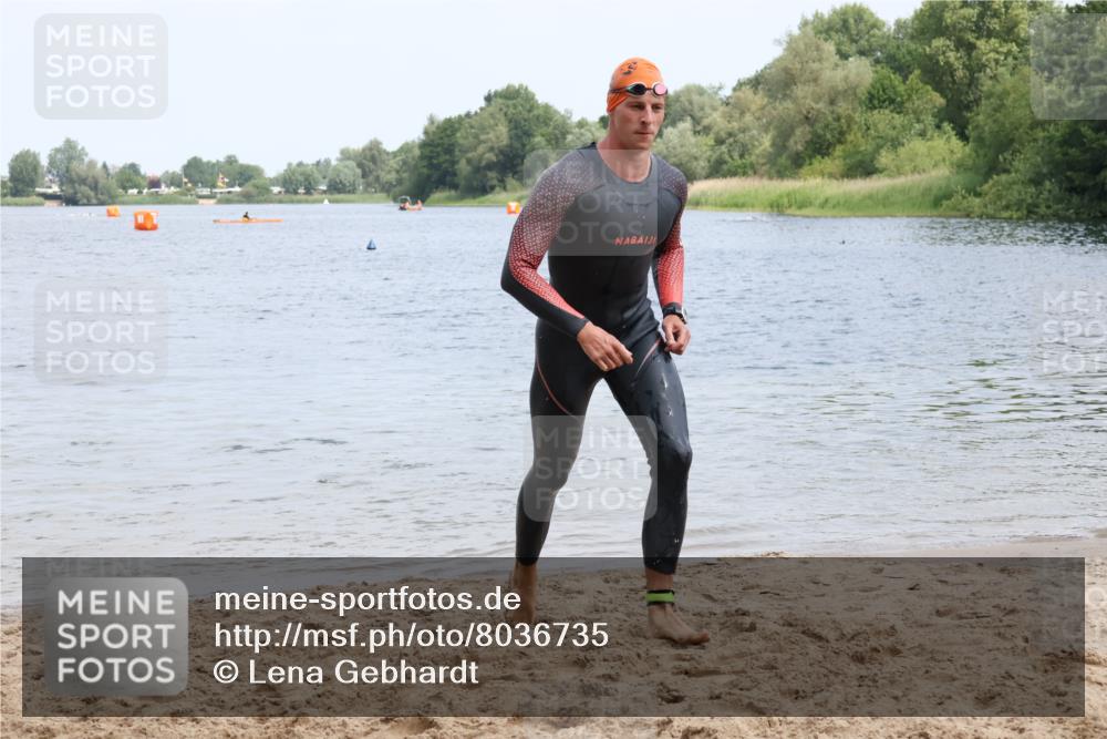 21.06.2025 - 27. Vierlanden-Triathlon Lena Gebhardt http://msf.ph/oto/8036735 15.06.2025 12:01:18 Schwimmen 996 meine-sportfotos.de
