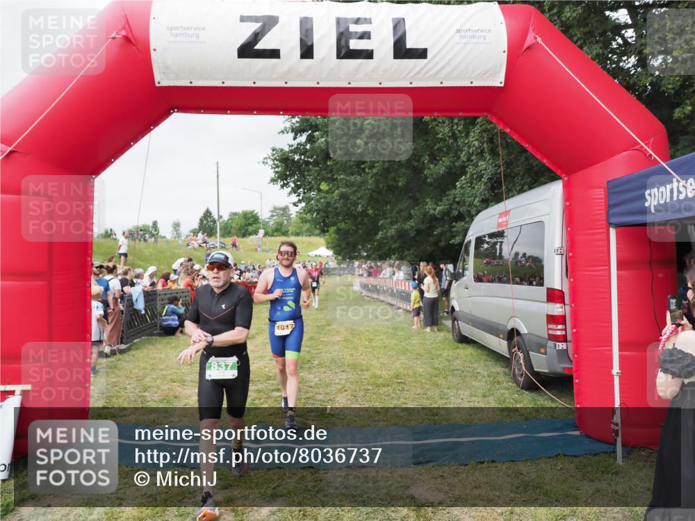 21.06.2025 - 27. Vierlanden-Triathlon MichiJ http://msf.ph/oto/8036737 15.06.2026 13:06:00 Ziel 692, 837, 1017 meine-sportfotos.de