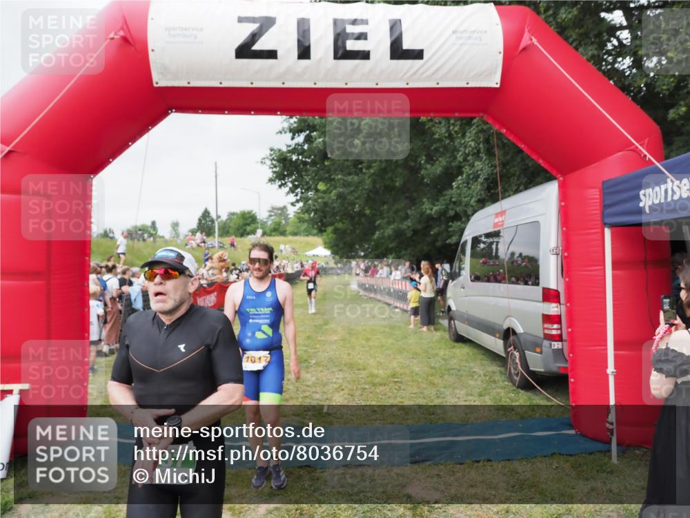 21.06.2025 - 27. Vierlanden-Triathlon MichiJ http://msf.ph/oto/8036754 15.06.2026 13:06:01 Ziel 692, 837, 1017 meine-sportfotos.de