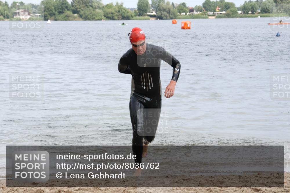 21.06.2025 - 27. Vierlanden-Triathlon Lena Gebhardt http://msf.ph/oto/8036762 15.06.2025 12:01:53 Schwimmen 998 meine-sportfotos.de