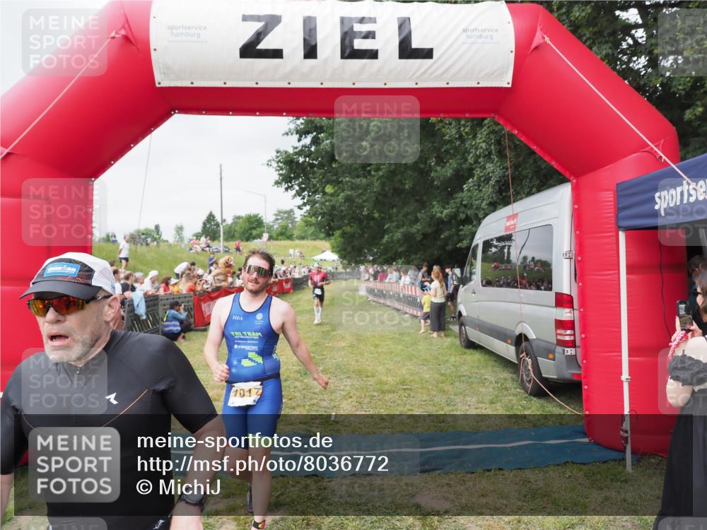 21.06.2025 - 27. Vierlanden-Triathlon MichiJ http://msf.ph/oto/8036772 15.06.2026 13:06:01 Ziel 692, 837, 1017 meine-sportfotos.de