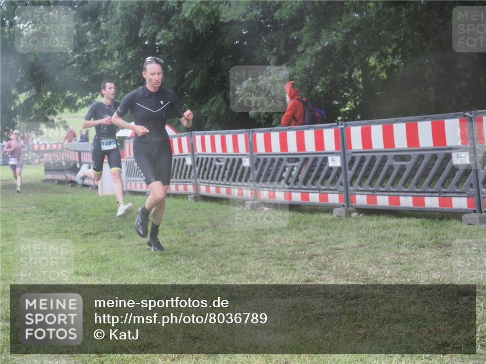21.06.2025 - 27. Vierlanden-Triathlon KatJ http://msf.ph/oto/8036789 15.06.2025 14:15:45 Ziel 1210, 1217, 1293 meine-sportfotos.de