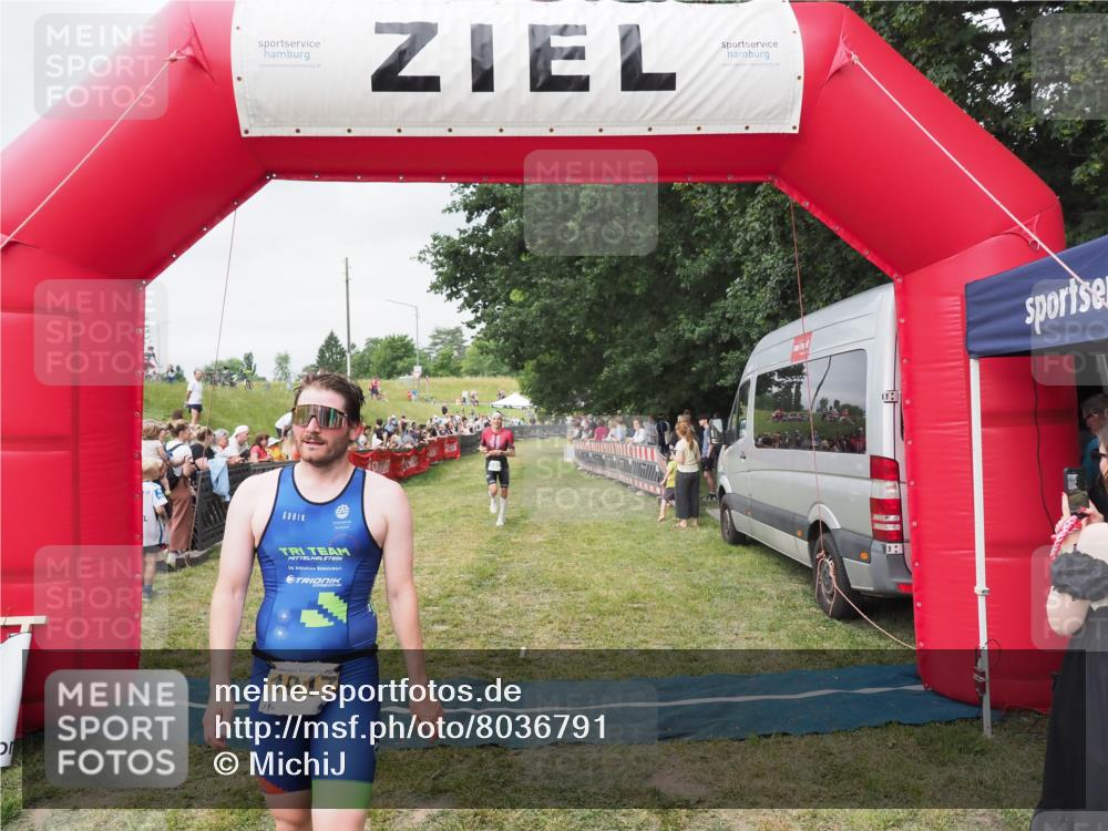 21.06.2025 - 27. Vierlanden-Triathlon MichiJ http://msf.ph/oto/8036791 15.06.2026 13:06:02 Ziel 692, 837, 1017 meine-sportfotos.de
