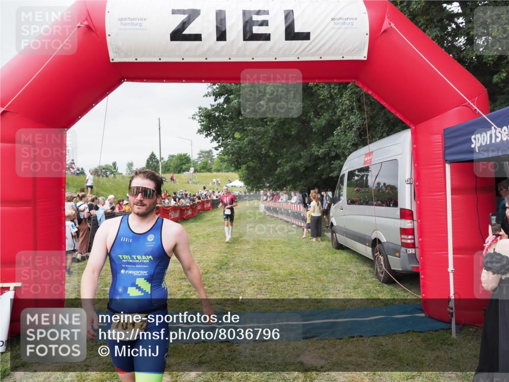 21.06.2025 - 27. Vierlanden-Triathlon MichiJ http://msf.ph/oto/8036796 15.06.2026 13:06:02 Ziel 692, 837, 1017 meine-sportfotos.de