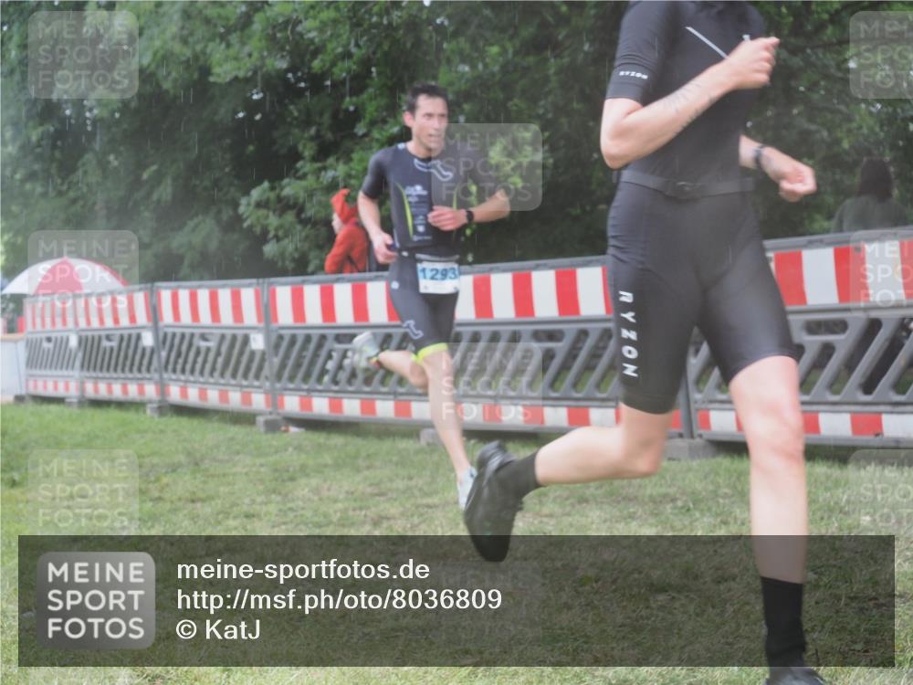 21.06.2025 - 27. Vierlanden-Triathlon KatJ http://msf.ph/oto/8036809 15.06.2025 14:15:46 Ziel 1210, 1217, 1293 meine-sportfotos.de