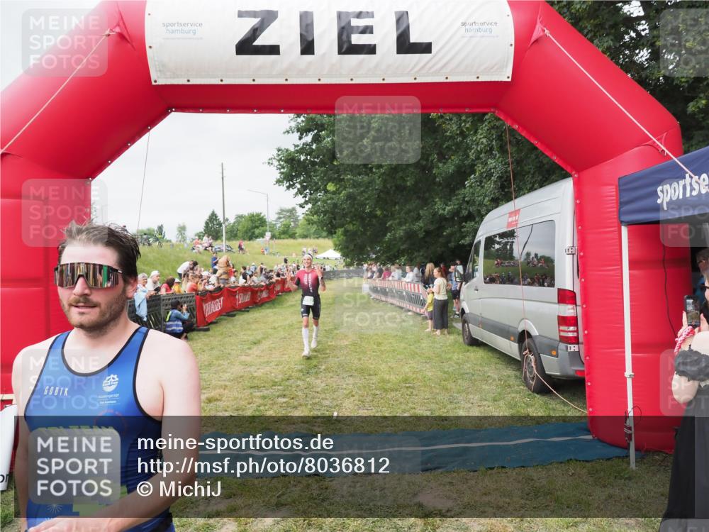 21.06.2025 - 27. Vierlanden-Triathlon MichiJ http://msf.ph/oto/8036812 15.06.2026 13:06:02 Ziel 692, 837, 1017 meine-sportfotos.de