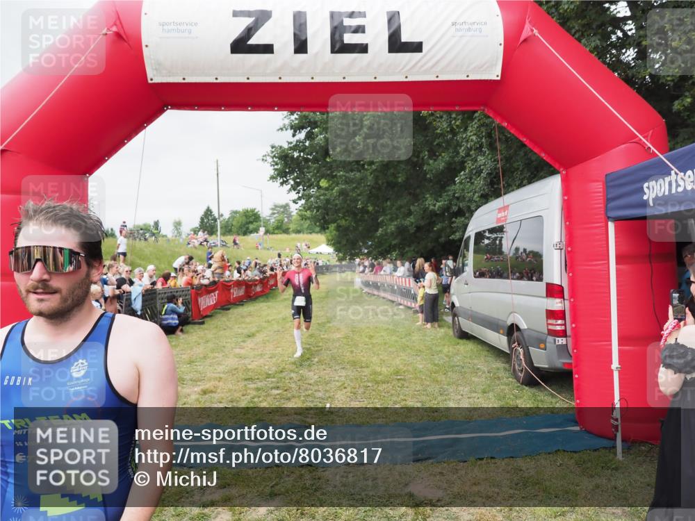 21.06.2025 - 27. Vierlanden-Triathlon MichiJ http://msf.ph/oto/8036817 15.06.2026 13:06:03 Ziel 692, 837, 1017 meine-sportfotos.de