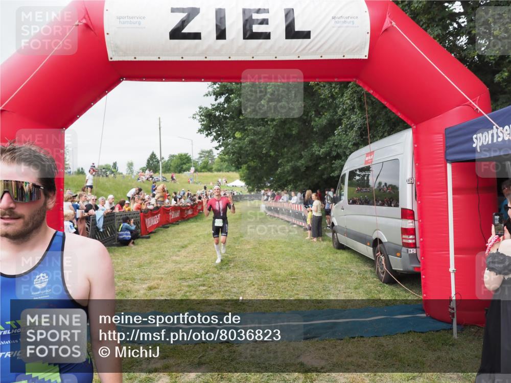 21.06.2025 - 27. Vierlanden-Triathlon MichiJ http://msf.ph/oto/8036823 15.06.2026 13:06:03 Ziel 692, 837, 1017 meine-sportfotos.de
