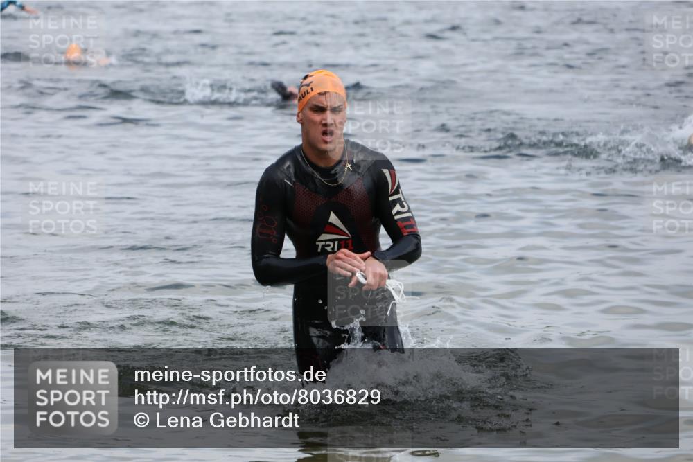 21.06.2025 - 27. Vierlanden-Triathlon Lena Gebhardt http://msf.ph/oto/8036829 15.06.2025 12:02:25 Schwimmen 995, 1000 meine-sportfotos.de