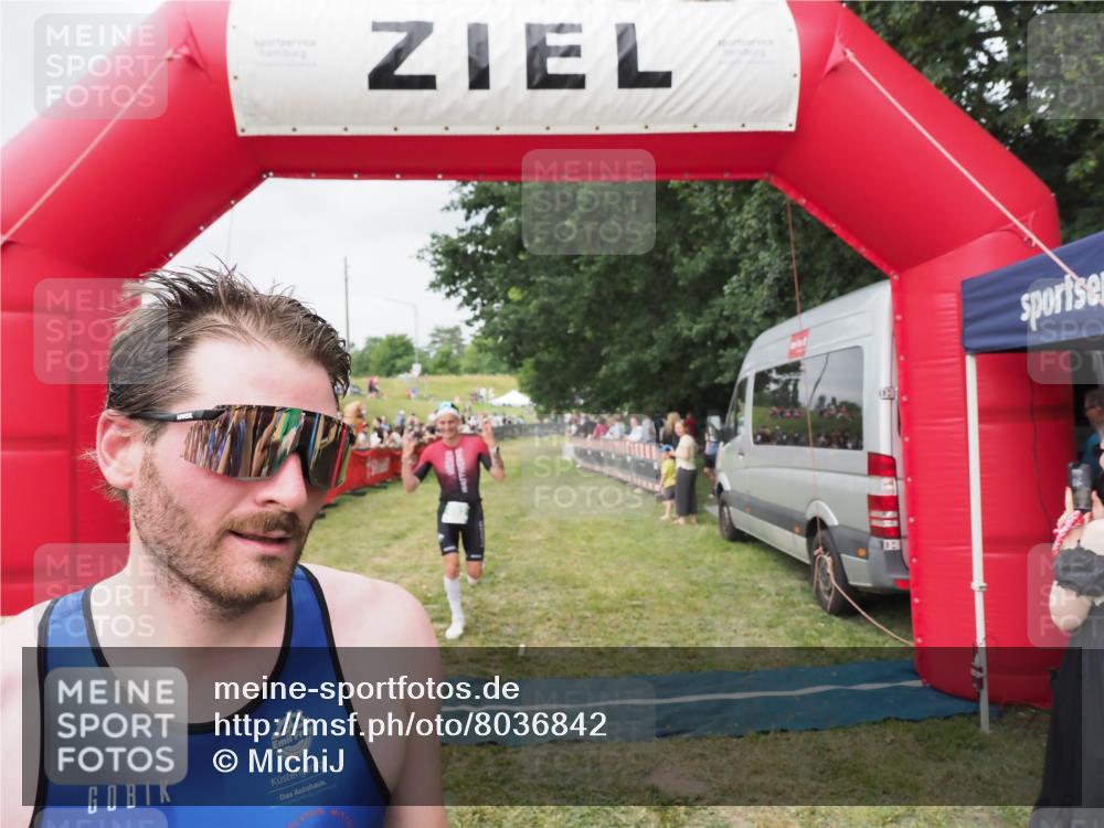 21.06.2025 - 27. Vierlanden-Triathlon MichiJ http://msf.ph/oto/8036842 15.06.2026 13:06:03 Ziel 692, 837, 1017 meine-sportfotos.de