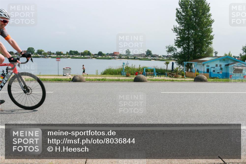 21.06.2025 - 27. Vierlanden-Triathlon H.Heesch http://msf.ph/oto/8036844 15.06.2025 11:46:58 Radfahren 801 meine-sportfotos.de