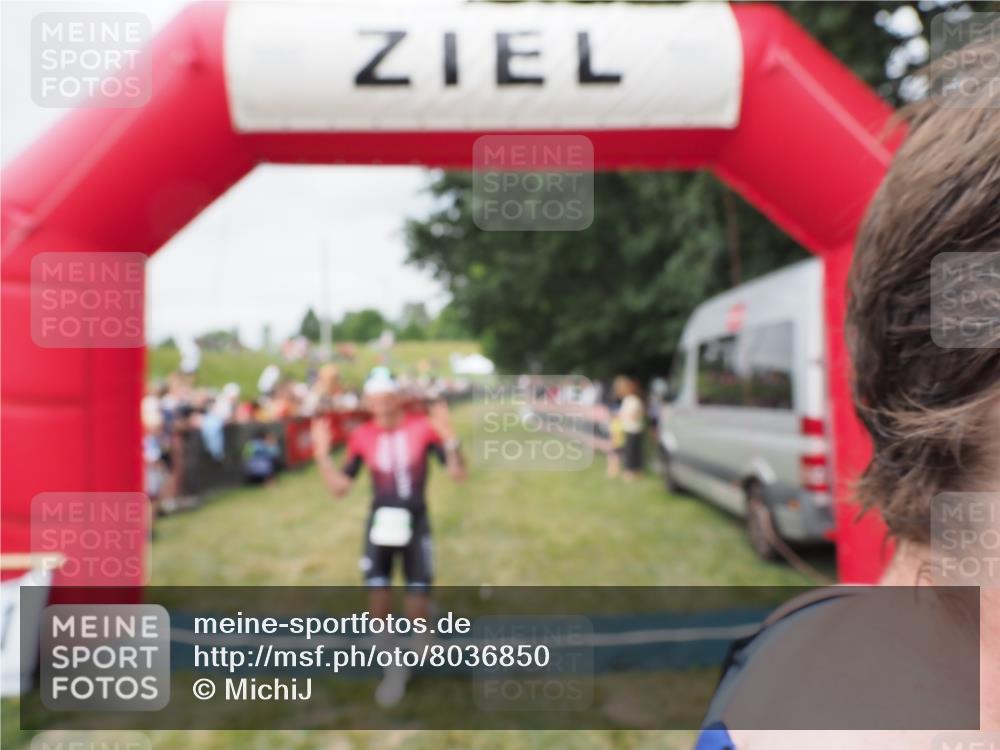 21.06.2025 - 27. Vierlanden-Triathlon MichiJ http://msf.ph/oto/8036850 15.06.2026 13:06:04 Ziel 692, 837, 1017 meine-sportfotos.de