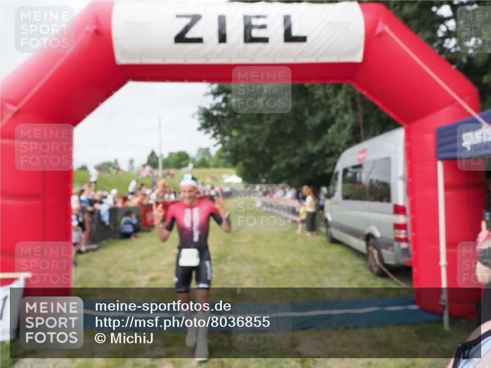 21.06.2025 - 27. Vierlanden-Triathlon MichiJ http://msf.ph/oto/8036855 15.06.2026 13:06:04 Ziel 692, 837, 1017 meine-sportfotos.de