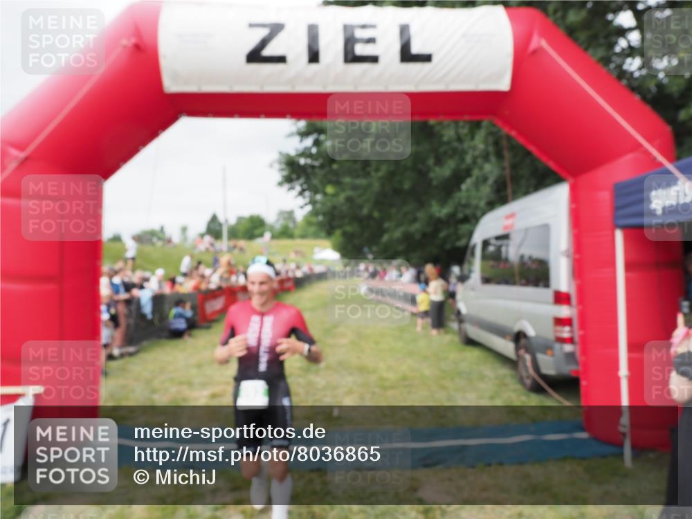 21.06.2025 - 27. Vierlanden-Triathlon MichiJ http://msf.ph/oto/8036865 15.06.2026 13:06:05 Ziel 692, 837, 1017 meine-sportfotos.de