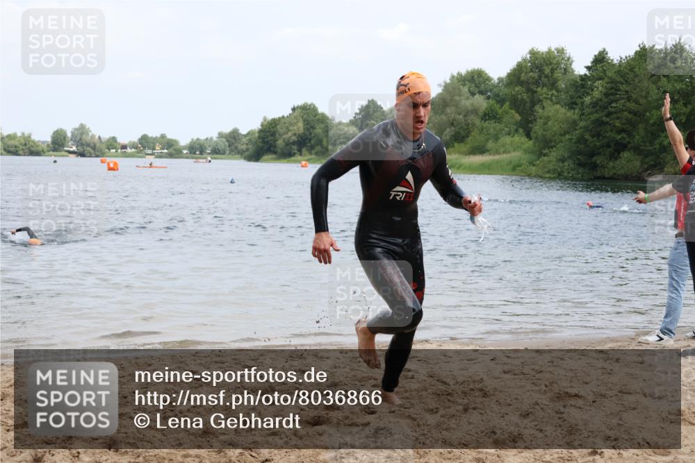 21.06.2025 - 27. Vierlanden-Triathlon Lena Gebhardt http://msf.ph/oto/8036866 15.06.2025 12:02:30 Schwimmen 1000 meine-sportfotos.de