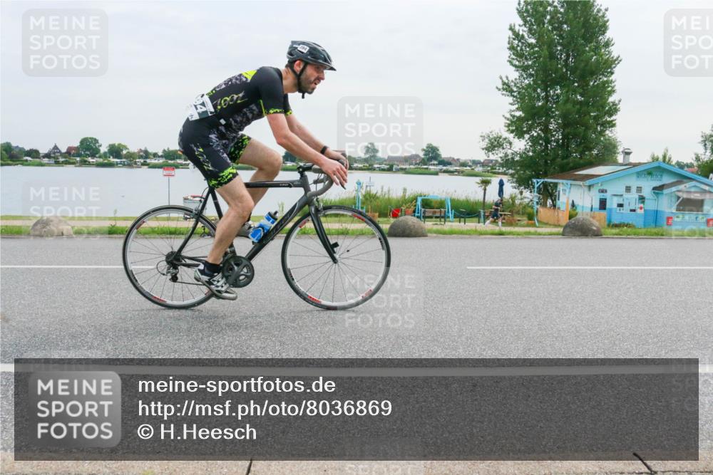 15.06.2025 - 27. Vierlanden-Triathlon H.Heesch http://msf.ph/oto/8036869 15.06.2025 10:49:57 Radfahren 250, 394, 423 meine-sportfotos.de