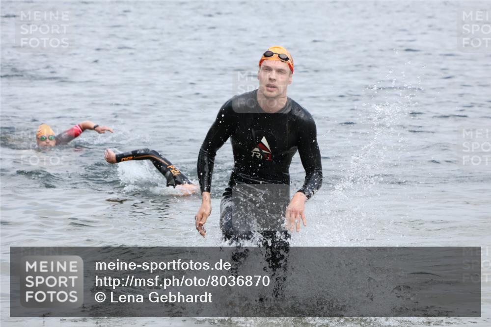 21.06.2025 - 27. Vierlanden-Triathlon Lena Gebhardt http://msf.ph/oto/8036870 15.06.2025 12:02:41 Schwimmen 1001, 1003 meine-sportfotos.de