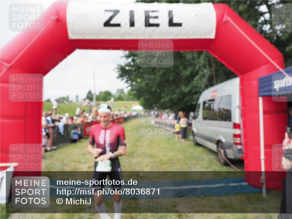 21.06.2025 - 27. Vierlanden-Triathlon MichiJ http://msf.ph/oto/8036871 15.06.2026 13:06:05 Ziel 692, 837, 1017 meine-sportfotos.de
