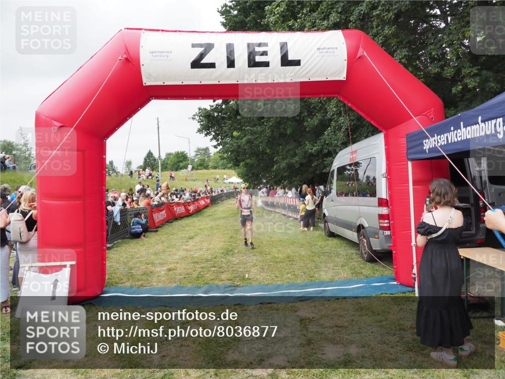 21.06.2025 - 27. Vierlanden-Triathlon MichiJ http://msf.ph/oto/8036877 15.06.2026 13:06:29 Ziel 127 meine-sportfotos.de
