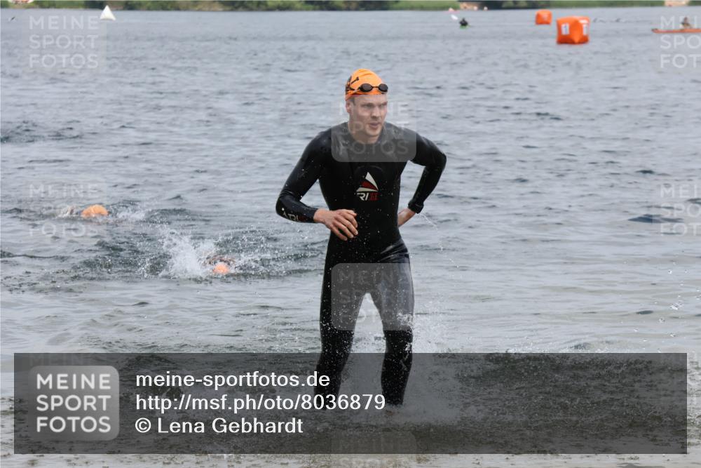 21.06.2025 - 27. Vierlanden-Triathlon Lena Gebhardt http://msf.ph/oto/8036879 15.06.2025 12:02:41 Schwimmen 1001, 1003 meine-sportfotos.de
