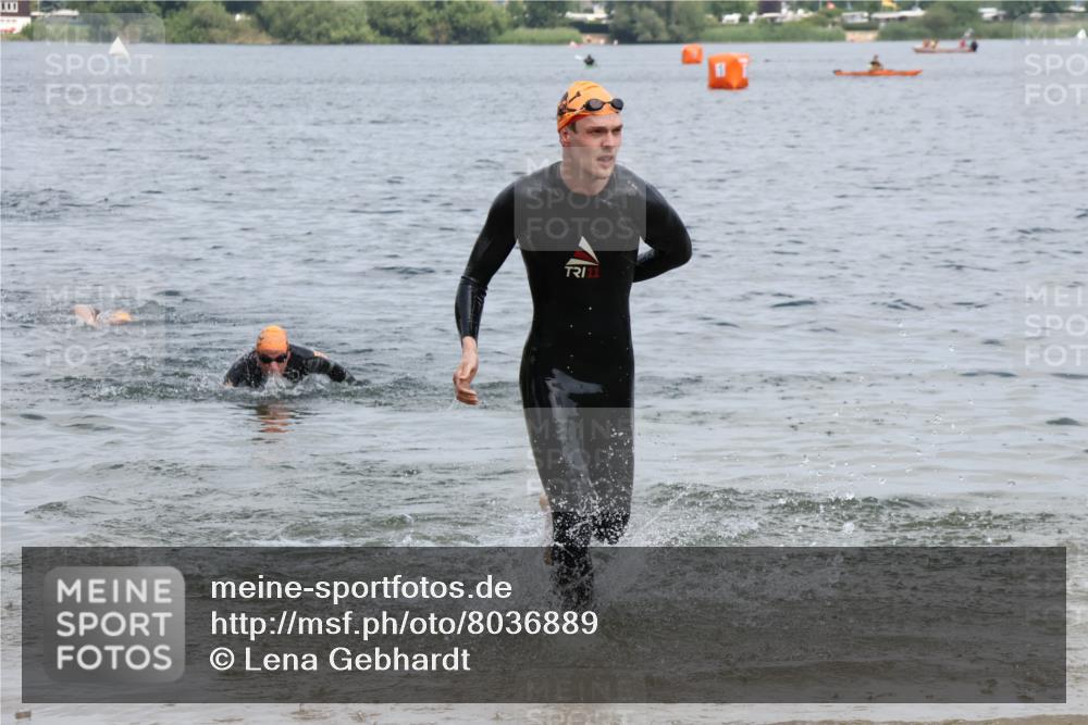 21.06.2025 - 27. Vierlanden-Triathlon Lena Gebhardt http://msf.ph/oto/8036889 15.06.2025 12:02:42 Schwimmen 1001, 1003 meine-sportfotos.de