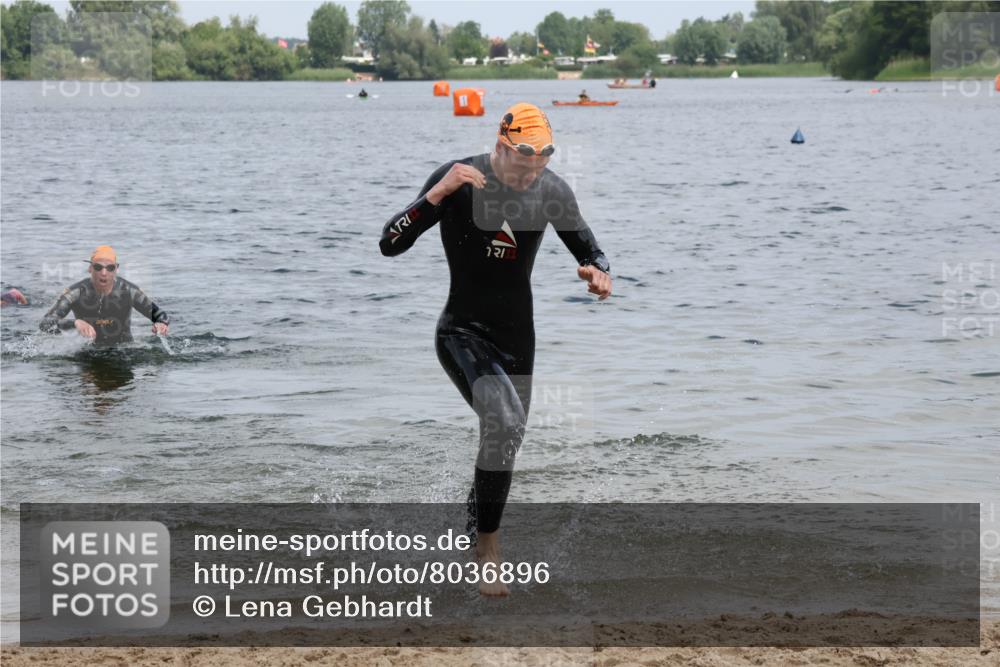 21.06.2025 - 27. Vierlanden-Triathlon Lena Gebhardt http://msf.ph/oto/8036896 15.06.2025 12:02:42 Schwimmen 1001, 1003 meine-sportfotos.de