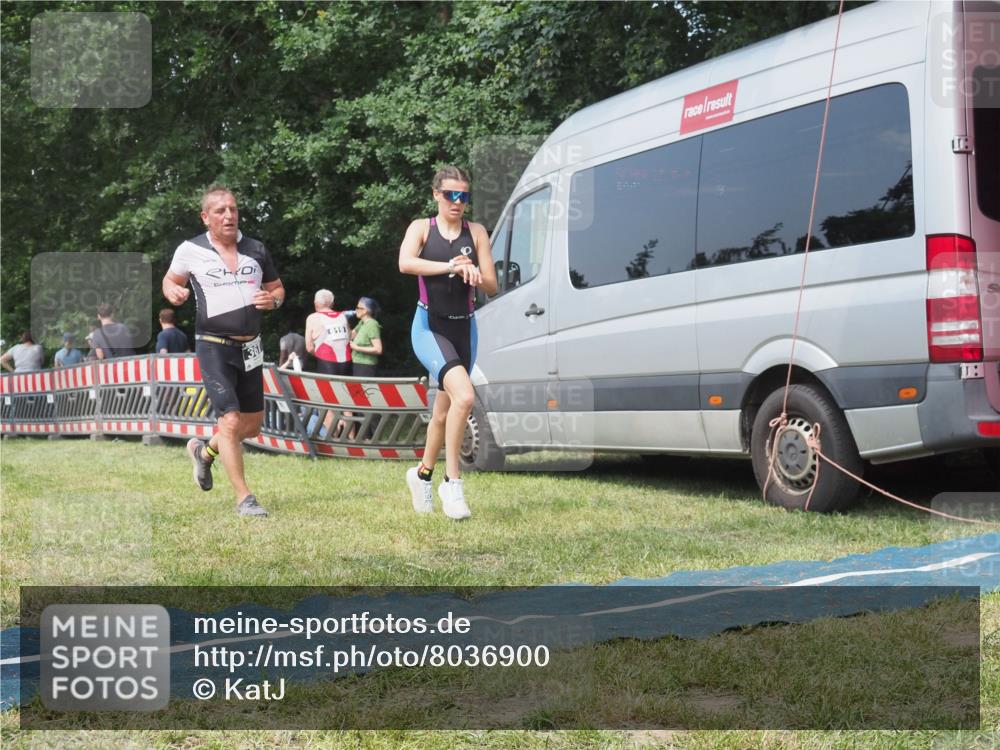 15.06.2025 - 27. Vierlanden-Triathlon KatJ http://msf.ph/oto/8036900 15.06.2025 11:26:30 Schwimmen  meine-sportfotos.de