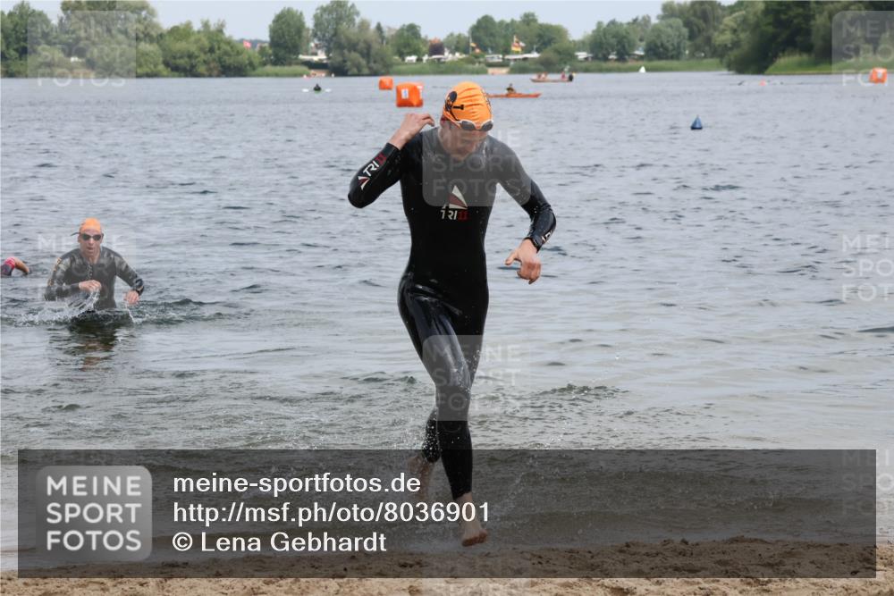 21.06.2025 - 27. Vierlanden-Triathlon Lena Gebhardt http://msf.ph/oto/8036901 15.06.2025 12:02:42 Schwimmen 1001, 1003 meine-sportfotos.de