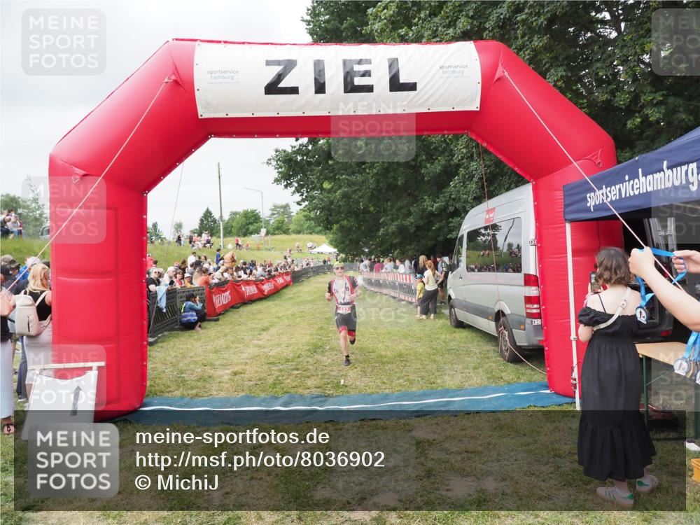21.06.2025 - 27. Vierlanden-Triathlon MichiJ http://msf.ph/oto/8036902 15.06.2026 13:06:29 Ziel 127 meine-sportfotos.de