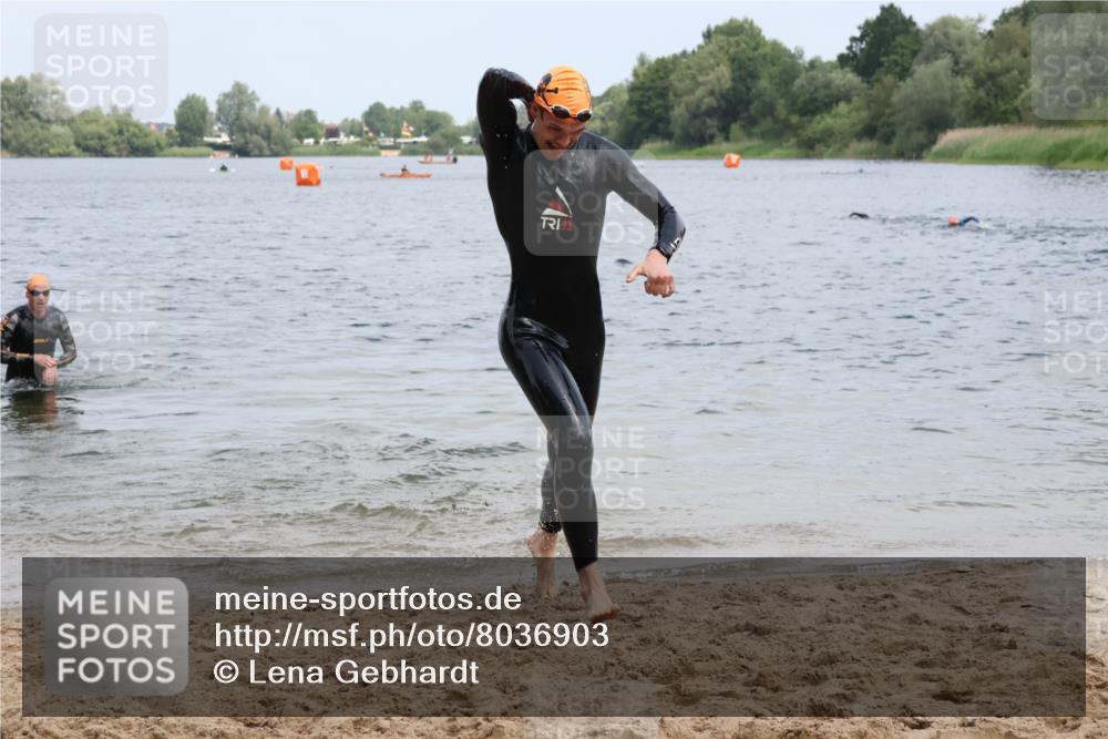21.06.2025 - 27. Vierlanden-Triathlon Lena Gebhardt http://msf.ph/oto/8036903 15.06.2025 12:02:43 Schwimmen 1001, 1003 meine-sportfotos.de