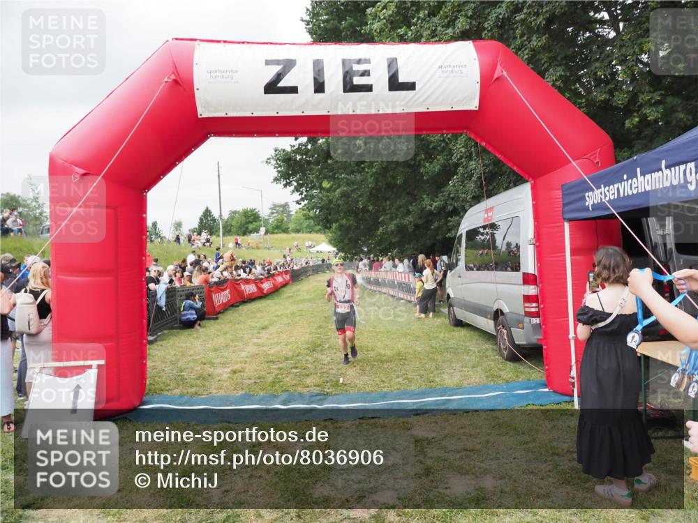 21.06.2025 - 27. Vierlanden-Triathlon MichiJ http://msf.ph/oto/8036906 15.06.2026 13:06:30 Ziel 127 meine-sportfotos.de