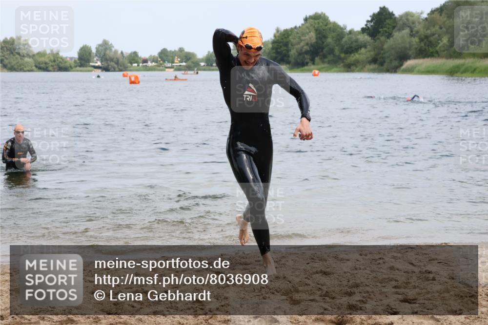 21.06.2025 - 27. Vierlanden-Triathlon Lena Gebhardt http://msf.ph/oto/8036908 15.06.2025 12:02:43 Schwimmen 1001, 1003 meine-sportfotos.de
