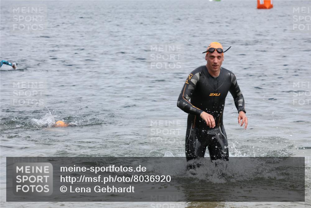 21.06.2025 - 27. Vierlanden-Triathlon Lena Gebhardt http://msf.ph/oto/8036920 15.06.2025 12:02:46 Schwimmen 1001, 1003 meine-sportfotos.de