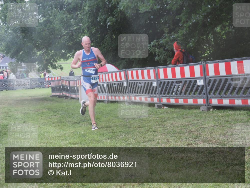 21.06.2025 - 27. Vierlanden-Triathlon KatJ http://msf.ph/oto/8036921 15.06.2025 14:16:01 Ziel 1277 meine-sportfotos.de