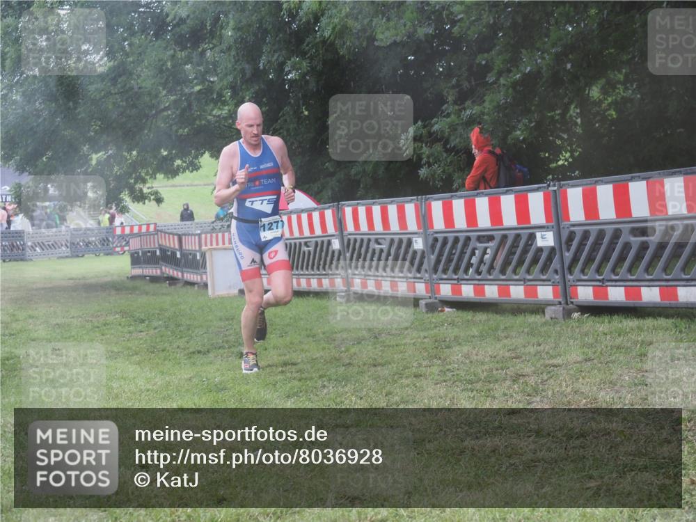 21.06.2025 - 27. Vierlanden-Triathlon KatJ http://msf.ph/oto/8036928 15.06.2025 14:16:01 Ziel 1277 meine-sportfotos.de