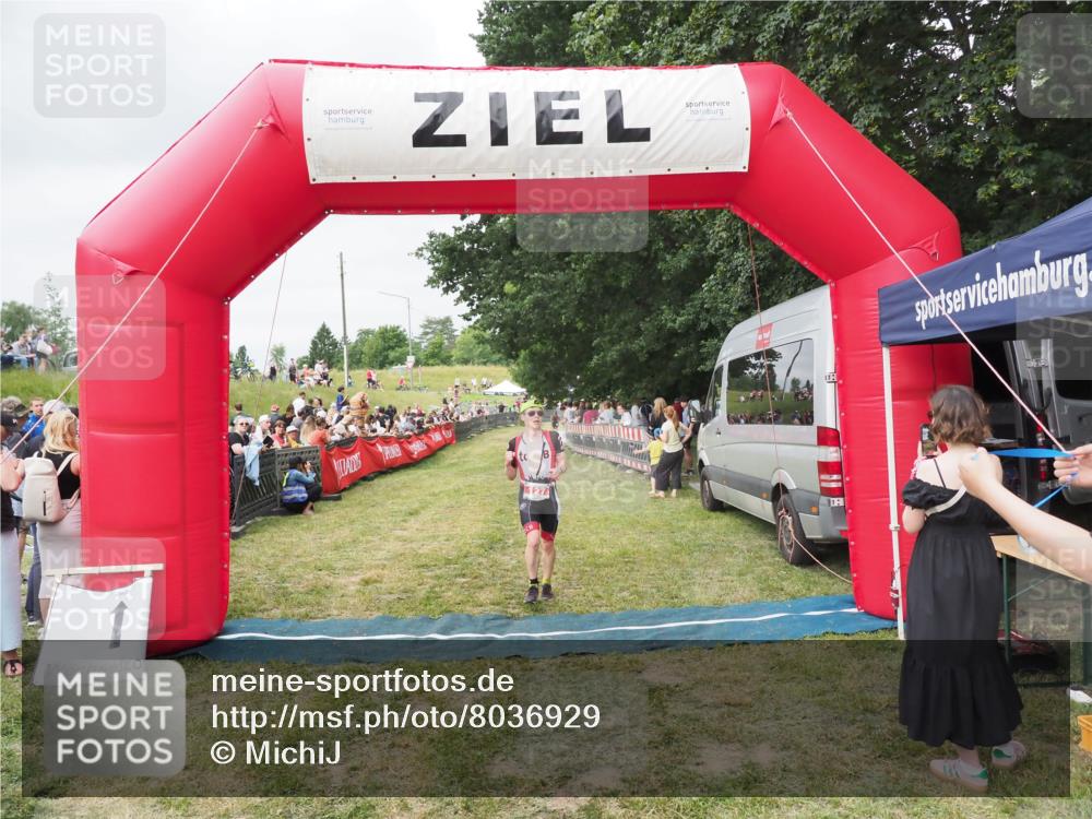 21.06.2025 - 27. Vierlanden-Triathlon MichiJ http://msf.ph/oto/8036929 15.06.2026 13:06:30 Ziel 127 meine-sportfotos.de