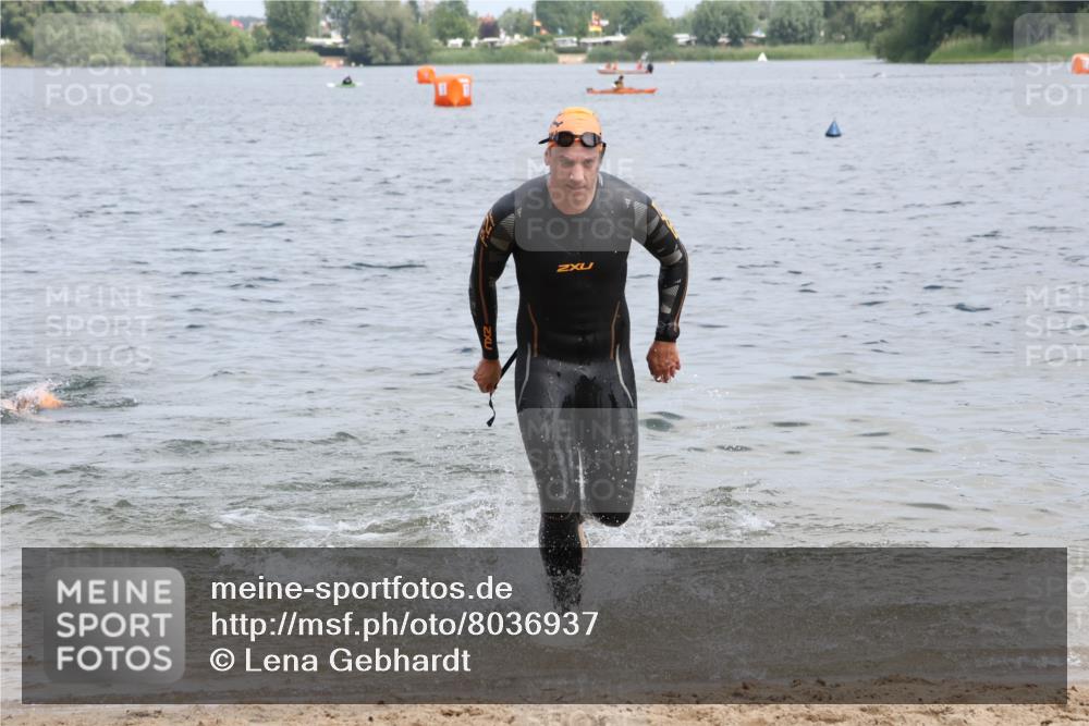 21.06.2025 - 27. Vierlanden-Triathlon Lena Gebhardt http://msf.ph/oto/8036937 15.06.2025 12:02:48 Schwimmen 999, 1001, 1003 meine-sportfotos.de