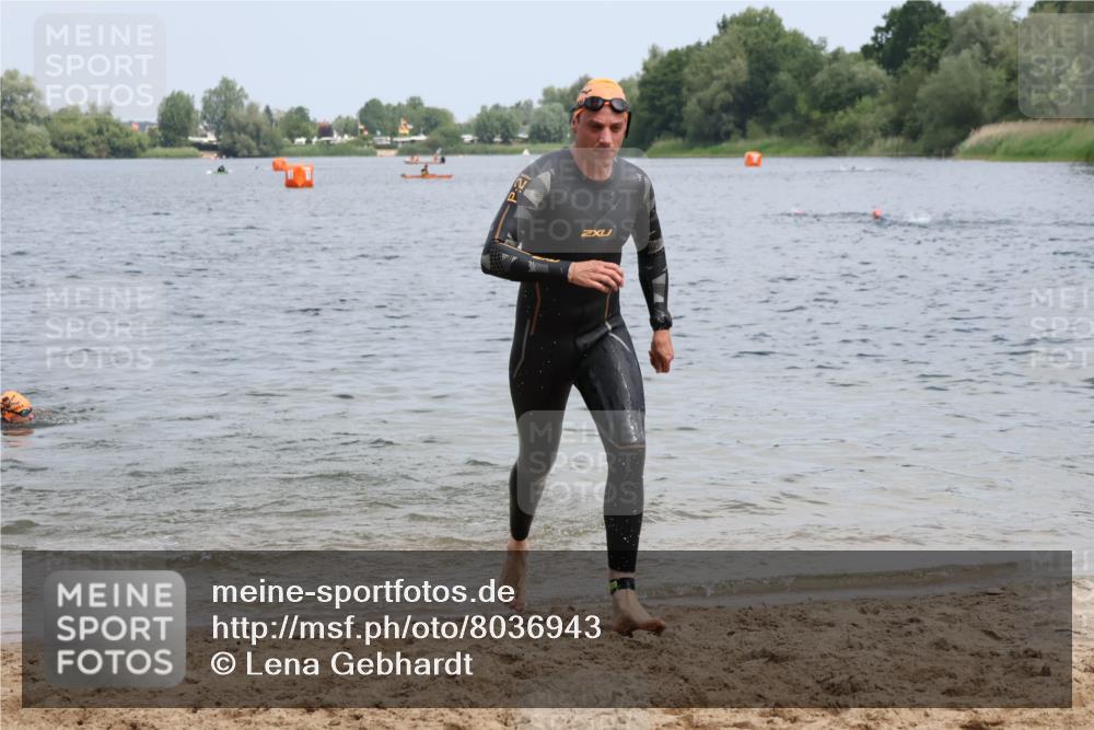 21.06.2025 - 27. Vierlanden-Triathlon Lena Gebhardt http://msf.ph/oto/8036943 15.06.2025 12:02:49 Schwimmen 999, 1001, 1003 meine-sportfotos.de