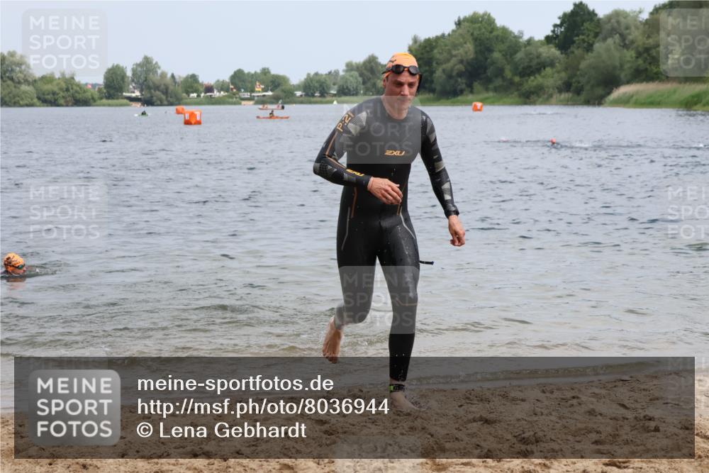 21.06.2025 - 27. Vierlanden-Triathlon Lena Gebhardt http://msf.ph/oto/8036944 15.06.2025 12:02:49 Schwimmen 999, 1001, 1003 meine-sportfotos.de