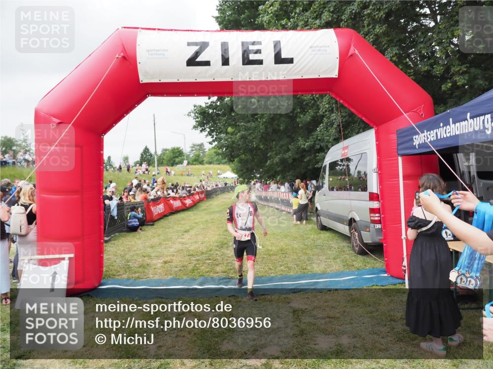 21.06.2025 - 27. Vierlanden-Triathlon MichiJ http://msf.ph/oto/8036956 15.06.2026 13:06:31 Ziel 127 meine-sportfotos.de