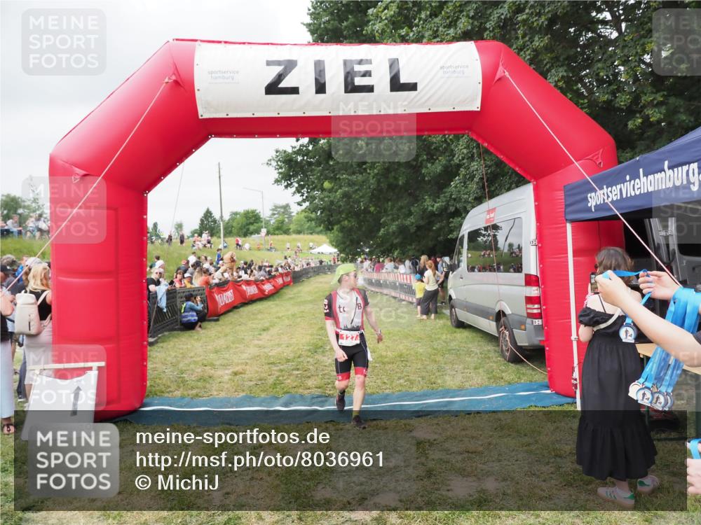 21.06.2025 - 27. Vierlanden-Triathlon MichiJ http://msf.ph/oto/8036961 15.06.2026 13:06:31 Ziel 127 meine-sportfotos.de