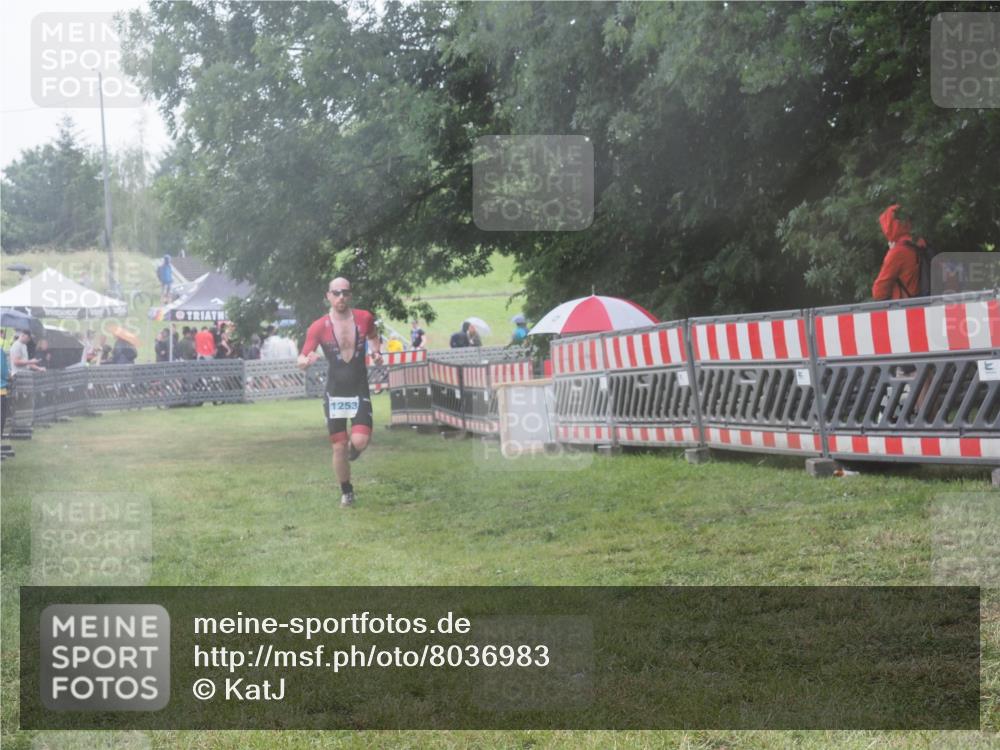 21.06.2025 - 27. Vierlanden-Triathlon KatJ http://msf.ph/oto/8036983 15.06.2025 14:16:14 Ziel 1253 meine-sportfotos.de