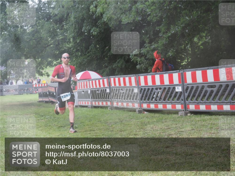 21.06.2025 - 27. Vierlanden-Triathlon KatJ http://msf.ph/oto/8037003 15.06.2025 14:16:14 Ziel 1253 meine-sportfotos.de