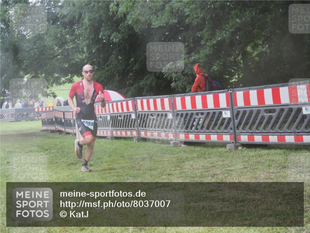 21.06.2025 - 27. Vierlanden-Triathlon KatJ http://msf.ph/oto/8037007 15.06.2025 14:16:15 Ziel 1253 meine-sportfotos.de