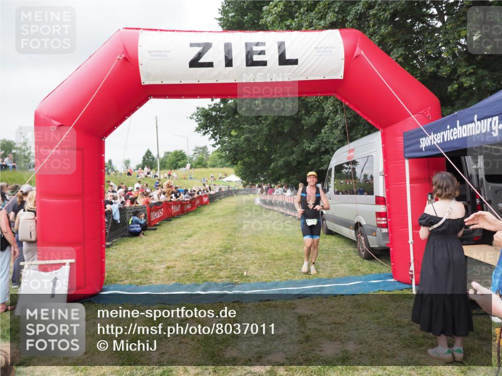 21.06.2025 - 27. Vierlanden-Triathlon MichiJ http://msf.ph/oto/8037011 15.06.2026 13:06:53 Ziel 654 meine-sportfotos.de