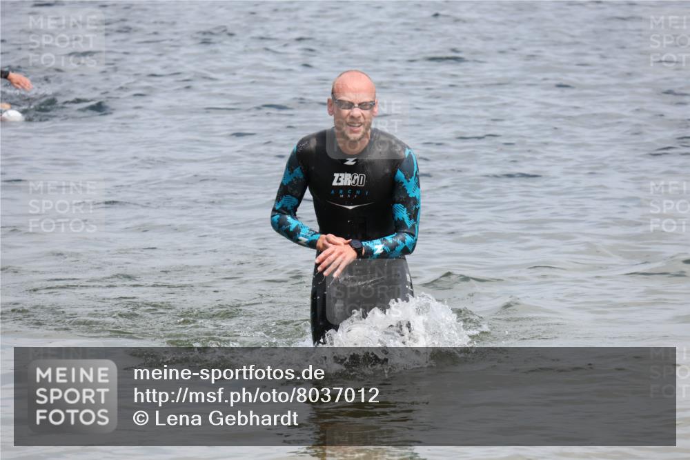 21.06.2025 - 27. Vierlanden-Triathlon Lena Gebhardt http://msf.ph/oto/8037012 15.06.2025 12:03:06 Schwimmen 999, 1002 meine-sportfotos.de